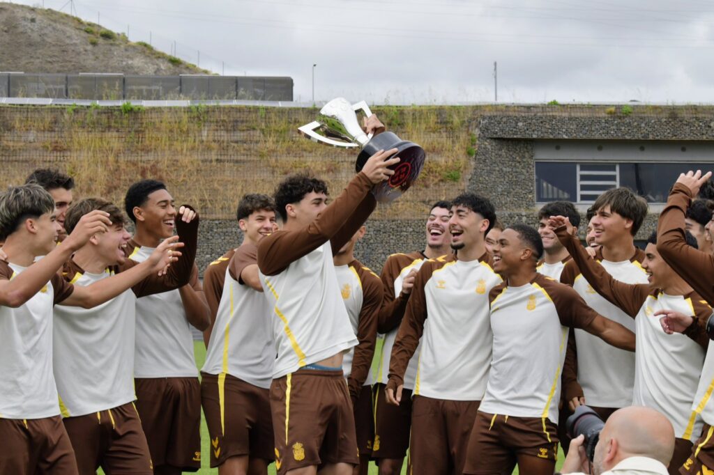 HIbsFTvWIAAYEuQ | udlaspalmas.NET El Juvenil División de Honor de la Unión Deportiva Las Palmas se desplaza este miércoles hasta Madrid para disputar las semifinales de la Copa de Campeones. El conjunto grancanario podría meterse en la UEFA Youth League. No hay competición más importante a nivel de clubes que la UEFA Youth League y la Unión Deportiva Las