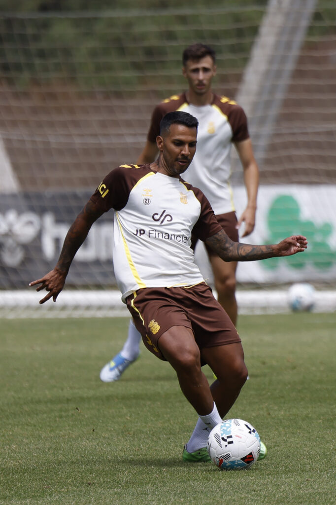 Jonathan Viera entrenamiento | udlaspalmas.NET El capitán de la Unión Deportiva Las Palmas será galardonado por el Ayuntamiento de Las Palmas de Gran Canaria en un acto que se celebrará el próximo 23 de junio. Leyenda de la Unión Deportiva Las Palmas y uno de los mejores jugadores de la entidad grancanaria en el Siglo XXI, Jonathan Viera traspasa la