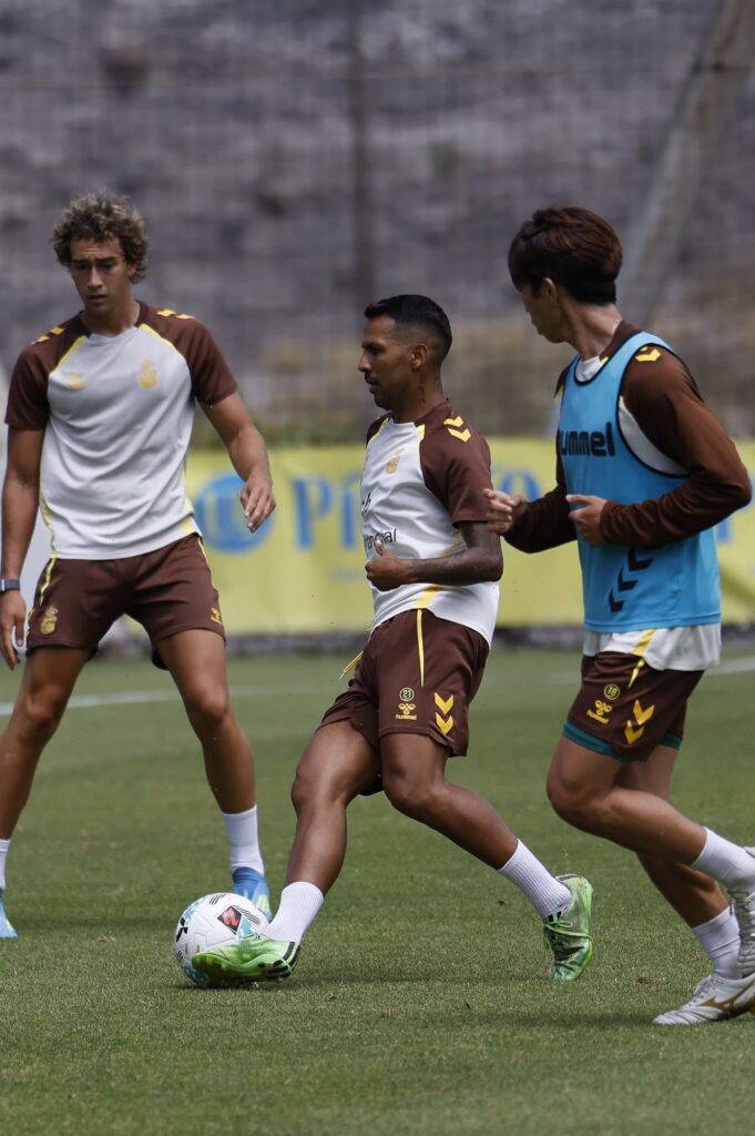 El capitán de la Unión Deportiva Las Palmas habló de la importancia de la veteranía en partido como el de este domingo, donde ve clave sacar un buen resultado para la vuelta en La Rosaleda. Comienza la promoción de ascenso y la voz más autorizada del vestuario, Jonathan Viera, sabe de que va este tipo
