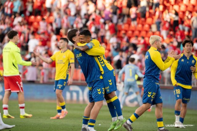 Jonathan Viera y Estanis Pedrola abrazo Almería