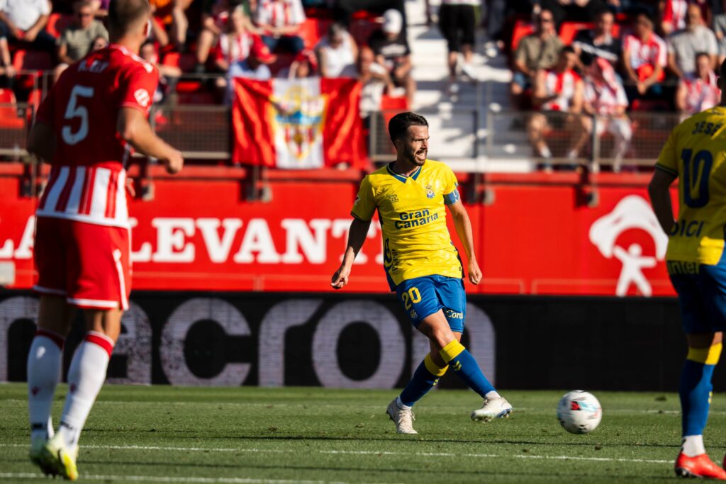 Los jugadores de la Unión Deportiva Las Palmas se mostraron muy contentos tras conquistar los tres puntos en un territorio tan difícil como Almería. Autor del gol del empate, Enrique Clemente analizó el partido: "Esta victoria es un golpe encima de la mesa. Creo que al descanso el marcador era justo, ellos parecían que estaban