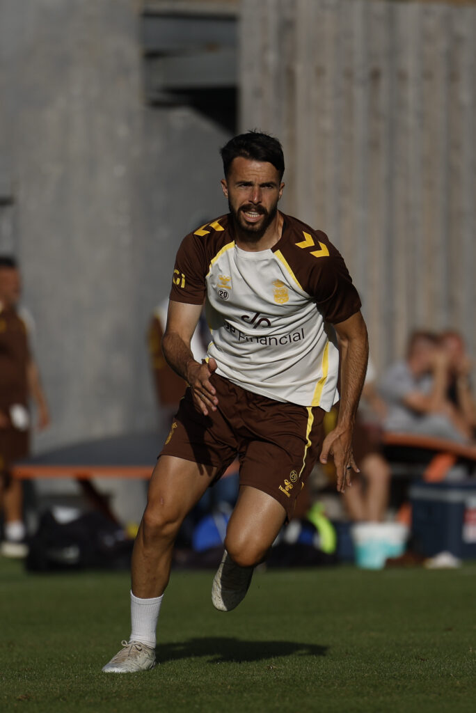 El conjunto grancanario volvió este martes a los entrenamientos en una sesión vespertina realizada en la Ciudad Deportiva de Barranco Seco. El domingo, una nueva final contra el Real Zaragoza. Se acabó el tiempo de asueto para la primera plantilla de la Unión Deportiva Las Palmas. El conjunto grancanario deja atrás toda la euforia instalada