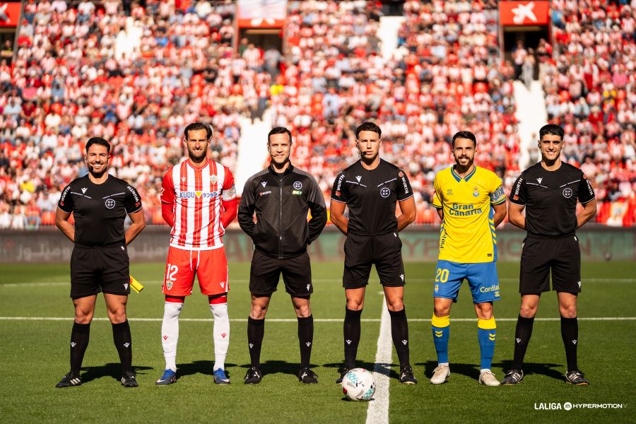 El central de la Unión Deportiva Las Palmas reclamó una falta de Miguel de la Fuente en el inicio de la jugada que acabó con el gol de Adrián Embarba. La victoria de la Unión Deportiva Las Palmas en Almería resta los focos de una acción arbitral que no ha pasado desapercibida en el conjunto