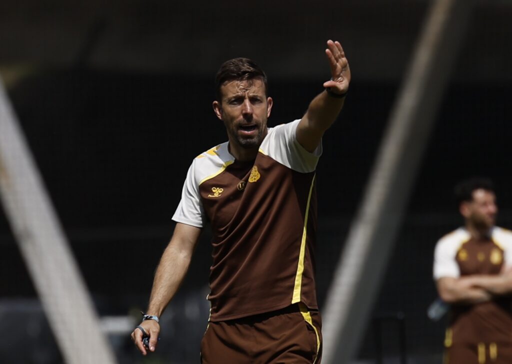 Luis García entrenamiento | udlaspalmas.NET El entrenador de la Unión Deportiva Las Palmas volvió a apostar por el equilibrio y mandó un mensaje de tranquilidad como si de cualquier partido se tratara el de este domingo contra el Real Zaragoza. La Unión Deportiva Las Palmas llega en un buen momento al tramo final de la temporada, así lo piensa Luis