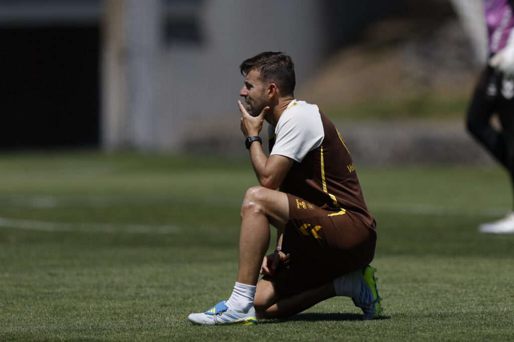 Luis García entrenamiento | udlaspalmas.NET El entrenador de la Unión Deportiva Las Palmas quiso recordar que el conjunto grancanario se ha ganado llegar a la última jornada de LaLiga Hypermotion dependiendo de si mismo para jugar la promoción de ascenso. Última jornada y última bala para que la Unión Deportiva Las Palmas se meta en la promoción de ascenso a