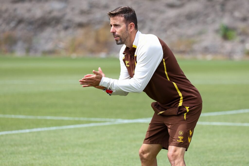 El entrenador de la Unión Deportiva Las Palmas volvió a mostrar su línea más tranquila y pausada como ha hecho durante el resto de la temporada a pesar de la importancia y los nervios que puede tener ante un partido tan crucial. Llegó la que por ahora es la semana más especial de la temporada