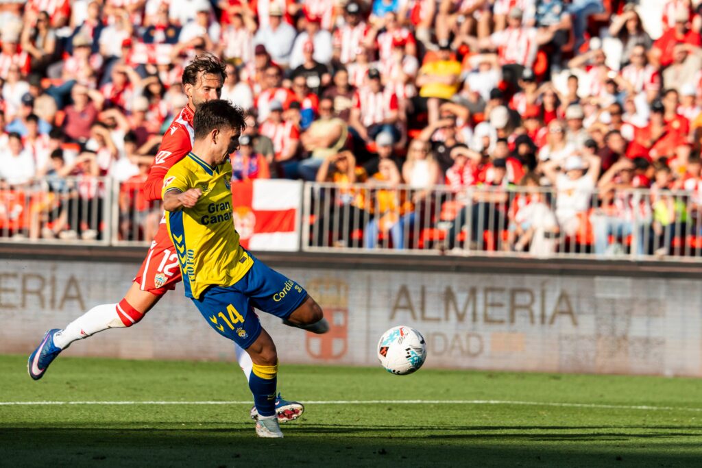 Manu Fuster Almería | udlaspalmas.NET En un minuto mágico, la Unión Deportiva Las Palmas consiguió remontar ante el Almería, que había sido completamente superior a los amarillos hasta que se adelantó en el marcador. Estanis Pedrola perdonó con empate en el marcador. Enrique Clemente y Pejiño dieron la victoria al representativo, que sueña con el ascenso directo a Primera División.