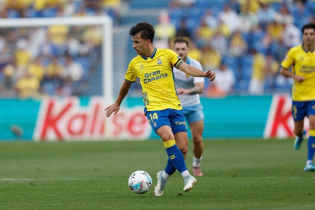 El de Manises es el primer jugador de campo en toda la historia de la Unión Deportiva Las Palmas que disputa los 42 partidos ligueros de una temporada. Munir El Haddadi había sido el último jugador de campo en disputar todos los partidos hace dos temporadas. Manu Fuster y diez más. En parte así se