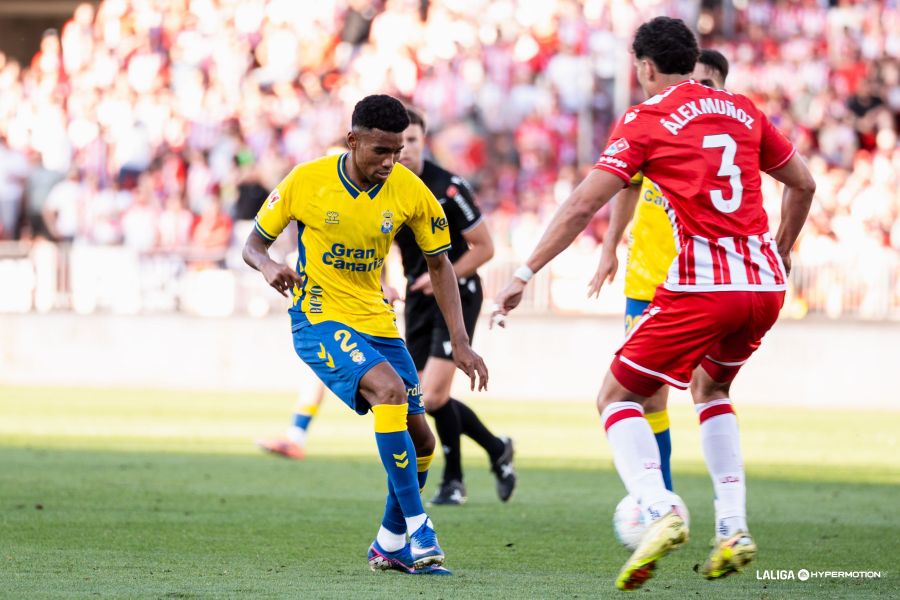 Marvin Park Almería | udlaspalmas.NET En un minuto mágico, la Unión Deportiva Las Palmas consiguió remontar ante el Almería, que había sido completamente superior a los amarillos hasta que se adelantó en el marcador. Estanis Pedrola perdonó con empate en el marcador. Enrique Clemente y Pejiño dieron la victoria al representativo, que sueña con el ascenso directo a Primera División.