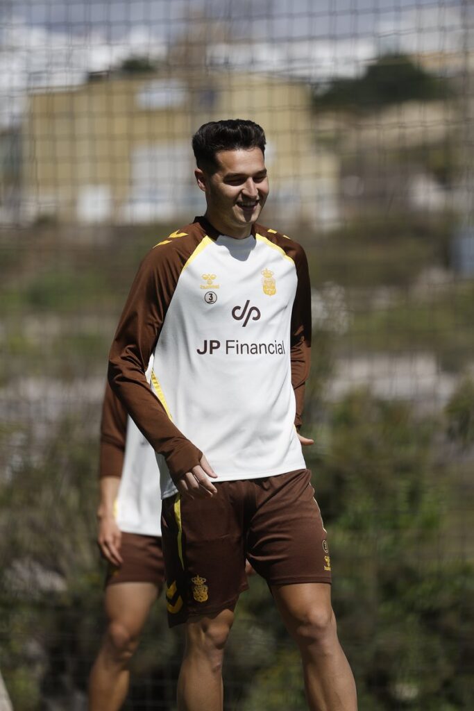 Mika Mármol entrenamiento | udlaspalmas.NET El conjunto grancanario llega a las dos últimas jornadas de LaLiga Hypermotion con dos jugadores vitales apercibidos de sanción como son Mika Mármol y Enrique Clemente. Luis García ya reconoció este viernes en rueda de prensa que es enemigo de que el banquillo esté pendiente a otros partidos por mucho que estos encuentros puedan condicionar