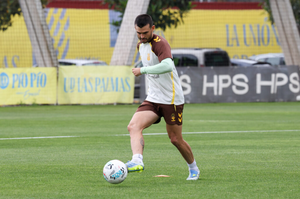 El centrocampista colombiano tuvo minutos el pasado domingo en Riazor, volviendo a defender la camiseta amarilla tras casi tres meses sin jugar. En A Coruña disfrutó de más continuidad que nunca en la UD. A falta de poco más de veinte minutos para terminar el partido en Riazor, con la Unión Deportiva Las Palmas ganando