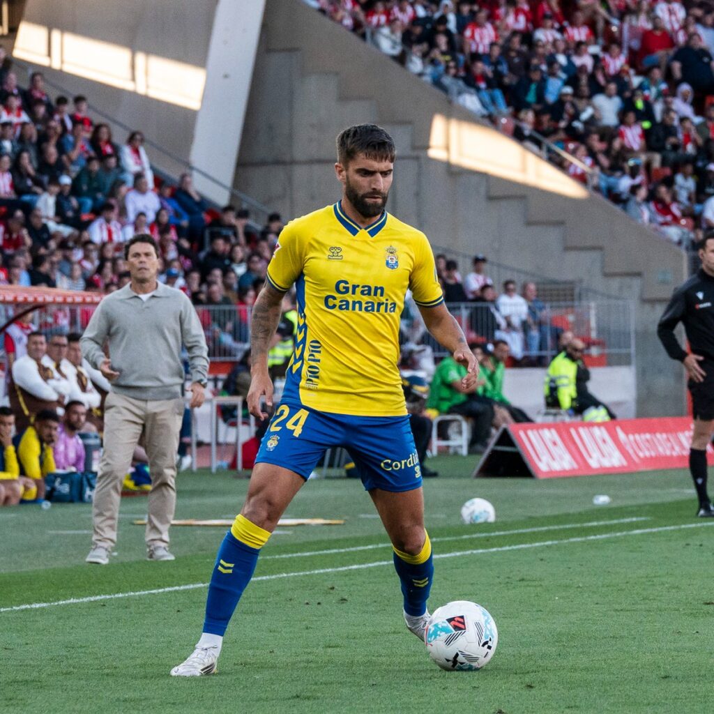 Pejiño Almería | udlaspalmas.NET El entrenador de la Unión Deportiva Las Palmas se deshizo una vez más en elogios hacia el '24' amarillo, un jugador que como ya dijo en su momento es muy particular a la hora de ser regular. Qué sería de Pejiño si fuese un jugador regular. El '24' de la Unión Deportiva Las Palmas es