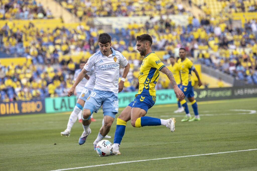 Pejiño Zaragoza | udlaspalmas.NET El conjunto grancanario jugará este domingo en A Coruña con la obligación de ganar si quiere jugar la promoción de ascenso. En caso de empatar o perder, deberá mirar a Castellón y Burgos. La Unión Deportiva Las Palmas se ha complicado la promoción de ascenso ella misma. El conjunto grancanario saltó al terreno de juego