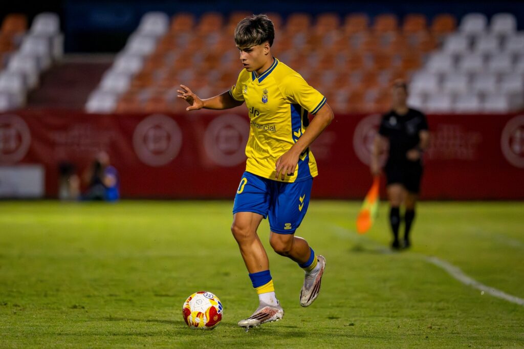 Rafa Cruz Barcelona1 | udlaspalmas.NET El extremo, aún de categoría juvenil, y que ya estuvo convocado en el partido ante el Cádiz, viaja con la primera plantilla para el trascendental duelo en Málaga. Sangre joven y de la cantera en la convocatoria para la final ante el Málaga. La UD Las Palmas busca la remontada en La Rosaleda, y en