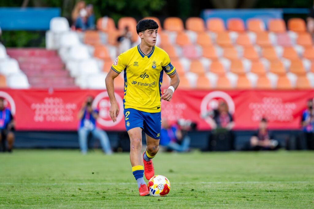 El lateral derecho de la Unión Deportiva Las Palmas lleva desde juvenil de segundo año intentándose ganar un hueco en el primer equipo y aún en agosto ya ha sumado más minutos esta temporada que en ninguna otra temporada anterior. Valentín Pezzolesi es un ejemplo dentro de la cadena de filiales. Su paciencia está dando