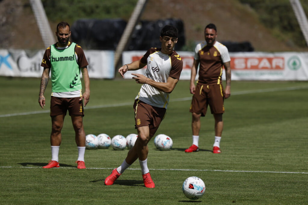 El capitán de la Unión Deportiva Las Palmas no está disponible para el partido de este domingo contra el Andorra. Se une a las bajas de Sandro Ramírez, Jeremía Recoba, Enzo Loiodice y Sergio Barcia. Hasta cinco bajas del primer equipo tendrá la Unión Deportiva Las Palmas para afrontar el partido de este domingo contra