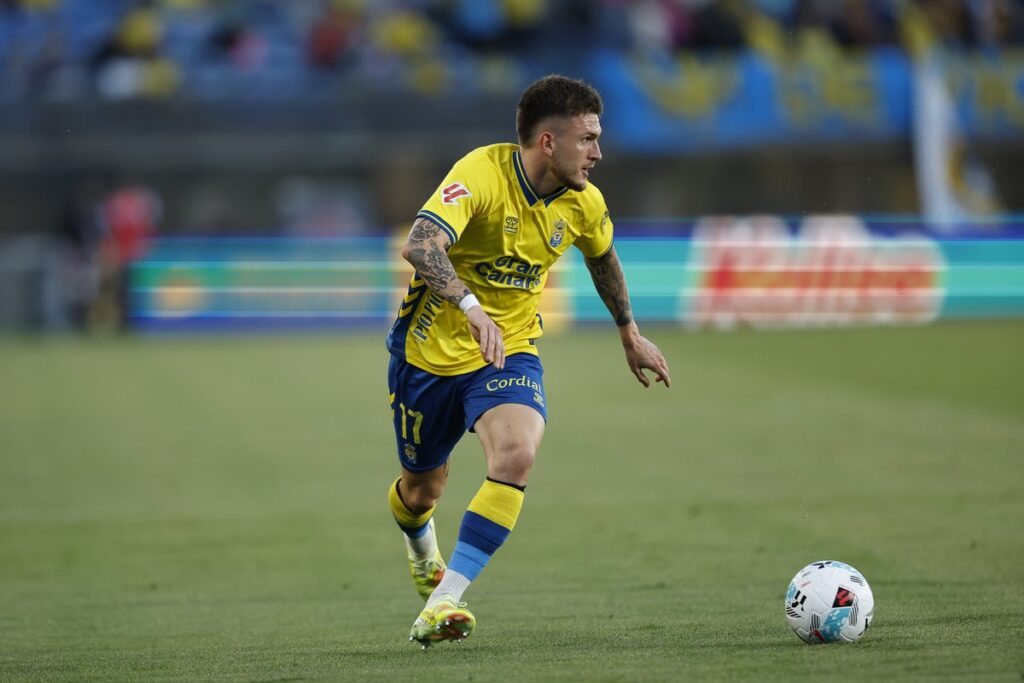 El lateral derecho de la Unión Deportiva Las Palmas será baja para lo que resta de temporada tras sufrir un esguince en su rodilla izquierda en el entrenamiento del pasado viernes. La ausencia de Viti Rozada fue una de las novedades en la convocatoria de la Unión Deportiva Las Palmas para el partido de este