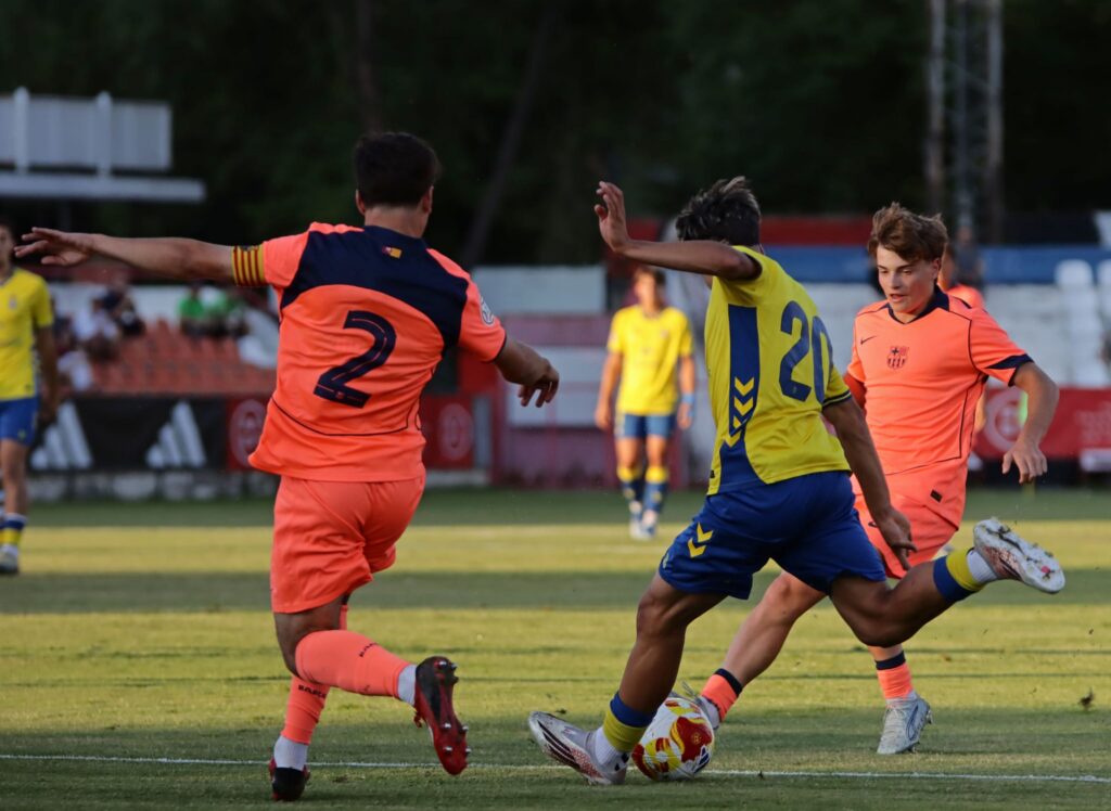 WhatsApp Image 2026-05-21 at 203233 1 | udlaspalmas.NET El equipo amarillo completó un gran partido en la semifinal de la Copa de Campeones. En la primera parte los amarillos mostraron una gran seriedad táctica ante la superioridad con balón del Barcelona, que encontró el gol en el 40. En la segunda los amarillos fueron mejores con balón, pero terminaron cayendo con un gol