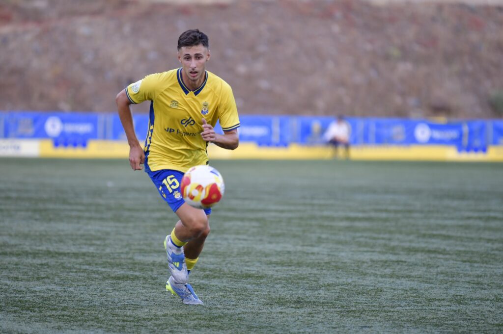 Más de seis semanas después de terminar la liga, el segundo filial de la Unión Deportiva Las Palmas se quedó con la miel en los labios y perdió en el Anexo la final de la Copa José Antonio Ruiz Caballero a pesar de tener superioridad numérica durante casi una hora. Iván Martín y Julen Reyes