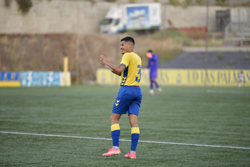 Más de seis semanas después de terminar la liga, el segundo filial de la Unión Deportiva Las Palmas se quedó con la miel en los labios y perdió en el Anexo la final de la Copa José Antonio Ruiz Caballero a pesar de tener superioridad numérica durante casi una hora. Iván Martín y Julen Reyes