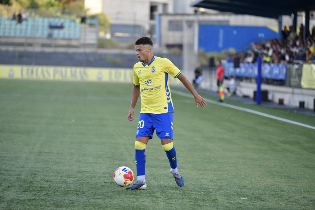 Más de seis semanas después de terminar la liga, el segundo filial de la Unión Deportiva Las Palmas se quedó con la miel en los labios y perdió en el Anexo la final de la Copa José Antonio Ruiz Caballero a pesar de tener superioridad numérica durante casi una hora. Iván Martín y Julen Reyes