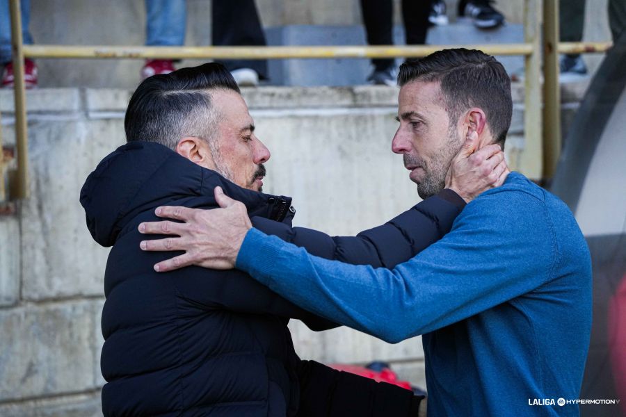 El entrenador coruñés lidera la lista de candidatos que maneja la UD Las Palmas para tomar el relevo de Luis García. Horas frenéticas en las oficinas de la UD Las Palmas. El club amarillo se ha visto inmerso desde el pasado viernes en una búsqueda de entrenador que no estaba prevista pero que se ha