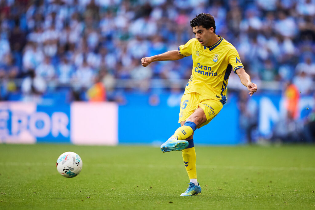 El lateral izquierdo de la Unión Deportiva Las Palmas será una de las piezas claves de la eliminatoria que comienza este domingo a las 20:00 horas contra el Málaga en el Estadio de Gran Canaria. Enrique Clemente vivirá su primera promoción de ascenso a Primera División vistiendo los colores de la Unión Deportiva Las Palmas.