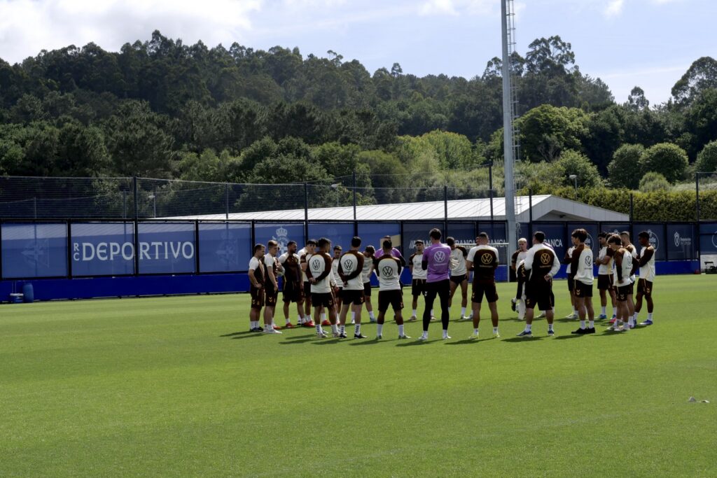 Grupo entrenamiento Abegondo | udlaspalmas.NET La Unión Deportiva Las Palmas volverá a Gran Canaria este martes desde Vigo y este lunes realizó una suave sesión de trabajo en la Ciudad Deportiva del Real Club Deportivo de La Coruña. La tardanza por parte de LaLiga para anunciar los horarios de la cuadragésima segunda jornada de LaLiga Hypermotion ha complicado lo que