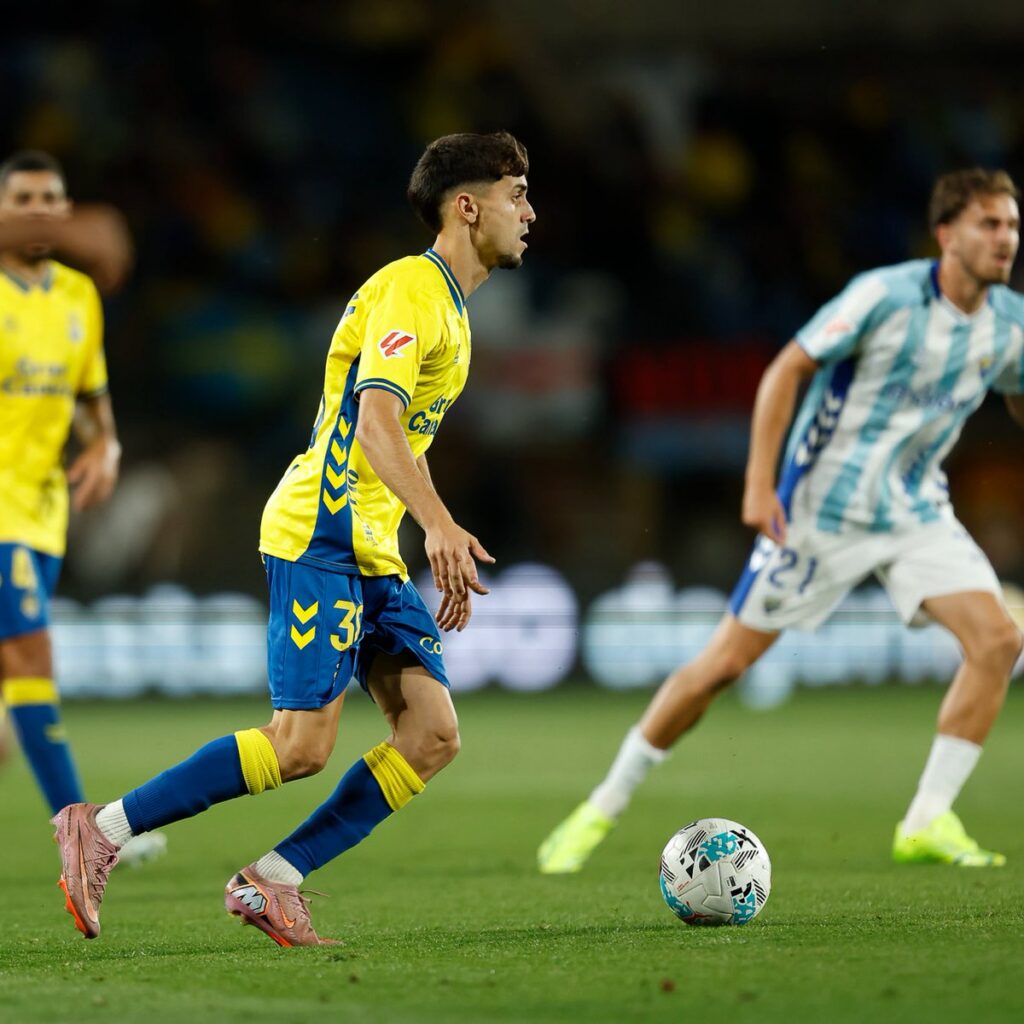 El mediocentro teldense de la Unión Deportiva Las Palmas dispuso de sus primeros minutos el pasado sábado en Cádiz tras debutar la pasada temporada en la promoción de ascenso contra el Málaga. A falta de cinco minutos para llegar al tiempo de descuento, Rubén de la Barrera le dio la oportunidad a Iván Medina por
