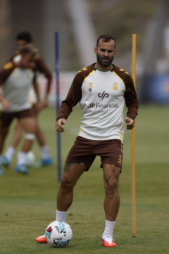 El delantero de la Unión Deportiva Las Palmas es una de las bazas del conjunto grancanario para intentar superar al Málaga y llegar a la gran final. Diez goles durante esta temporada 2025-2026 y un objetivo entre ceja y ceja, ascender con la Unión Deportiva Las Palmas a Primera División. Jesé Rodríguez es uno de
