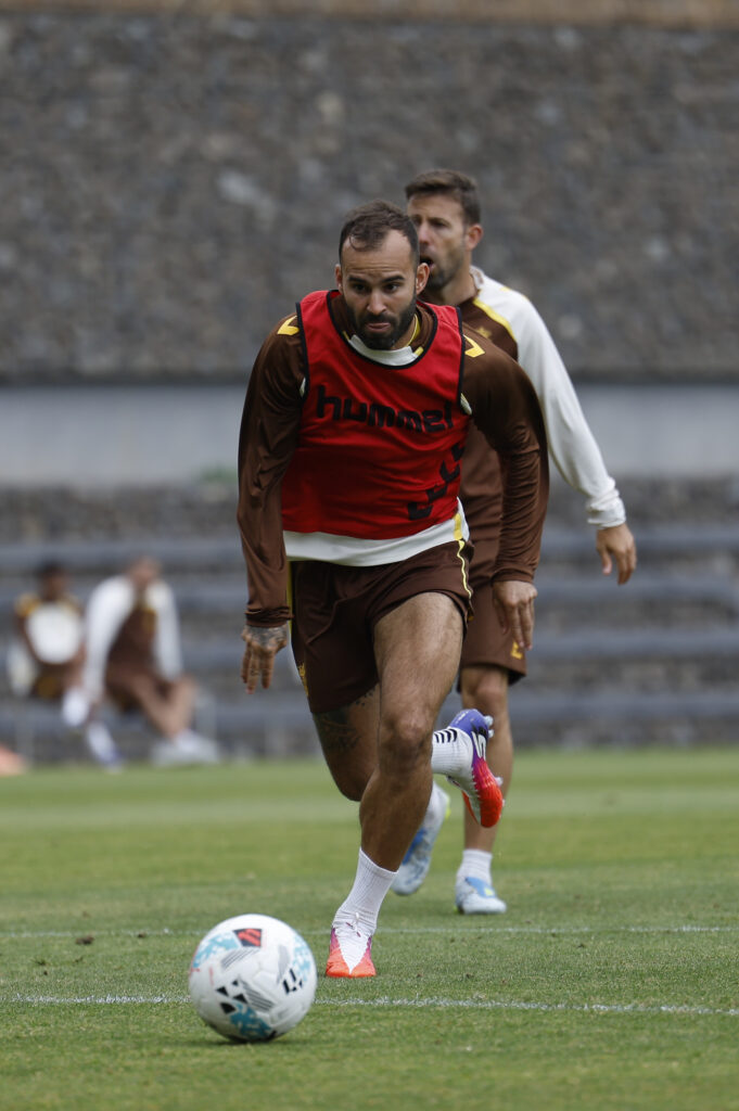 El equipo de Luis García afronta el reto de volver a la élite del fútbol español y ser el primer equipo amarillo que consigue volver sobre la marcha a Primera División. Siete son los descensos que ha sufrido la Unión Deportiva Las Palmas a Segunda División. Ninguno tan doloroso como el ocurrido el 1 de