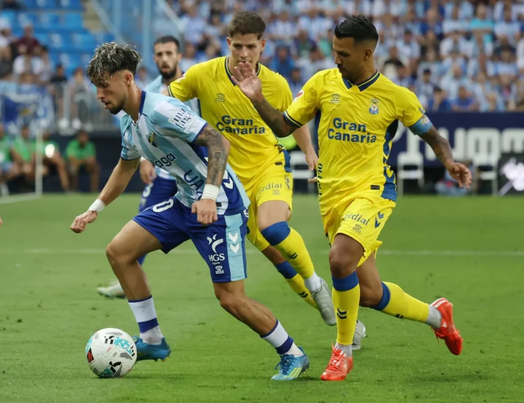 Jonathan Viera Málaga1 | udlaspalmas.NET El conjunto grancanario realizó un gran partido en Málaga hasta la hora de partido, cuando fueron sustituidos Jonathan Viera y Jesé Rodríguez. El equipo amarillo empató la eliminatoria a los dos minutos con un gol del '10' amarillo. Joaquín Muñoz marcó el gol que mete al Málaga en la final de la promoción de ascenso.