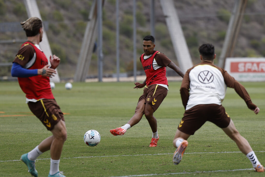 El capitán de la Unión Deportiva Las Palmas habló de la importancia de la veteranía en partido como el de este domingo, donde ve clave sacar un buen resultado para la vuelta en La Rosaleda. Comienza la promoción de ascenso y la voz más autorizada del vestuario, Jonathan Viera, sabe de que va este tipo