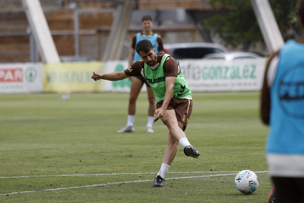El conjunto grancanario comenzó este miércoles a preparar el partido de este domingo contra el Málaga, a partir de las 20:00 horas, en el Estadio de Gran Canaria. Semana 'tranquila' en la Unión Deportiva Las Palmas. Más allá de todo el ruido exterior, para el equipo de Luis García es una semana más y tiene