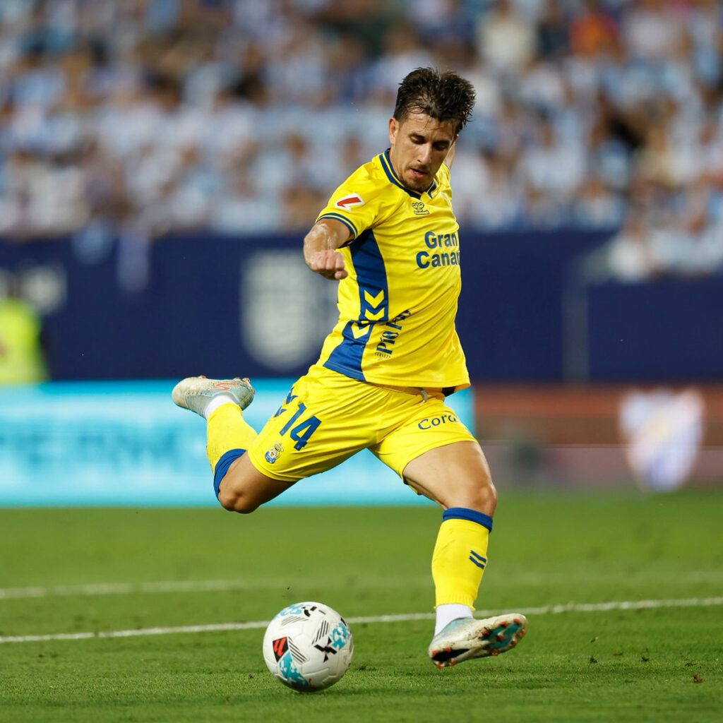 Manu Fuster Málaga | udlaspalmas.NET La Unión Deportiva Las Palmas cuenta ahora mismo con 16 jugadores que tienen contrato además de otros jugadores que tocan la puerta del primer equipo como Iván Medina. Una nueva 'revolución' viene en camino para la Unión Deportiva Las Palmas. Un verano más, el conjunto grancanario llegará a las dos cifras en materia de incorporaciones,