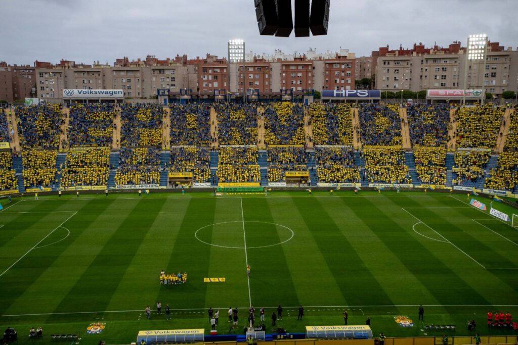 El presidente de la Unión Deportiva Las Palmas ha desvelado que el plan del Instituto Insular de Deportes es poner una grada portátil detrás de la portería de la Grada Naciente mientras duren las obras de esa grada. La intención del Instituto Insular de Deportes del Cabildo de Gran Canaria y con el conocimiento de