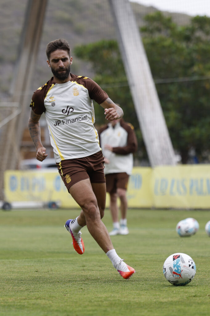 El equipo de Luis García afronta el reto de volver a la élite del fútbol español y ser el primer equipo amarillo que consigue volver sobre la marcha a Primera División. Siete son los descensos que ha sufrido la Unión Deportiva Las Palmas a Segunda División. Ninguno tan doloroso como el ocurrido el 1 de
