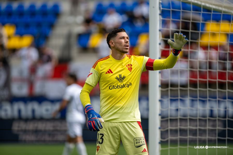 El cancerbero grancanario ha mostrado sus ganas de volver a la Unión Deportiva Las Palmas tras ocho temporadas consecutivas lejos de Gran Canaria. Raúl Lizoain es uno de los nombres propios del mercado en la Unión Deportiva Las Palmas. La entidad amarilla trabajó en invierno para su vuelta a la entidad grancanaria mientras que José