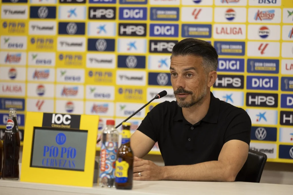 El nuevo entrenador de la Unión Deportiva Las Palmas se mostró contento por la formación continuista de la plantilla amarilla y recalca que en sus anteriores etapas fue un defensor de usar la cantera. Cada vez queda menos para que Rubén de la Barrera se instale definitivamente en Gran Canaria. Aún de vacaciones y ya