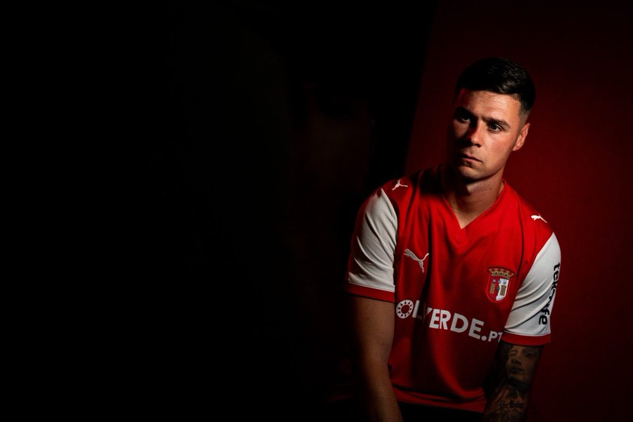 El central gallego ha firmado hasta el próximo 30 de junio de 2030 con el Sporting de Braga, uno de los equipos punteros de Portugal y que jugará esta edición de la UEFA Conference League. De jugar con la Unión Deportiva Las Palmas en la categoría de plata del fútbol español a jugar competiciones europeas.