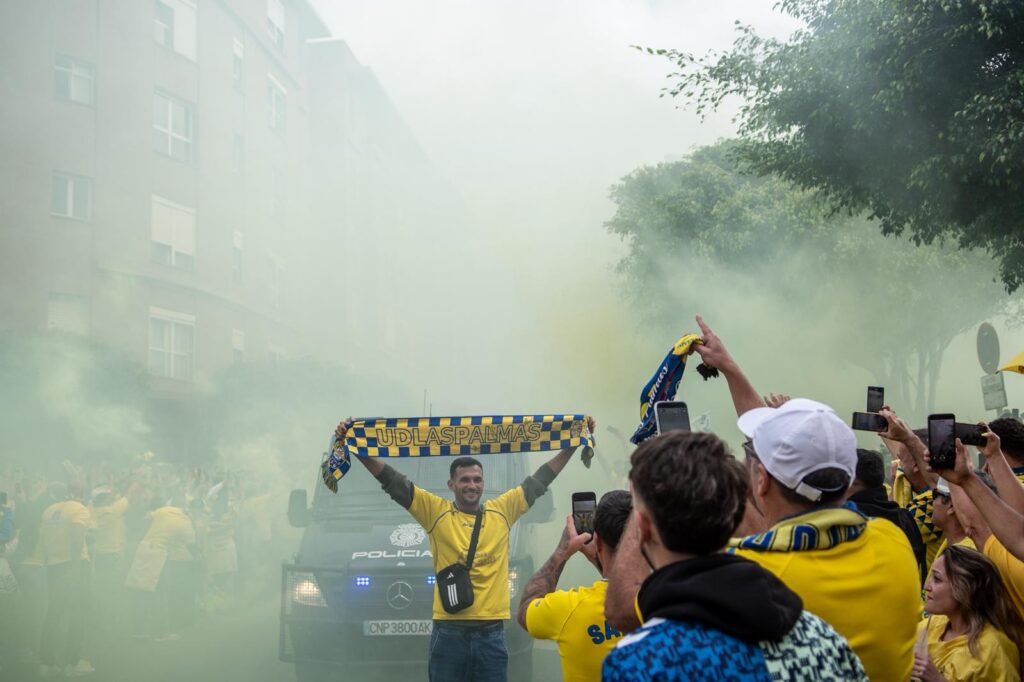 WhatsApp Image 2026-06-07 at 183223 | udlaspalmas.NET FOTOS | Vea la fotogalería del espectacular recibimiento en Fondos de Segura, previo al encuentro ante el Málaga. Una vez más la afición amarillo no defraudó. A las 18:00 horas la marea amarilla se citó en la calle Fondos de Segura, como en los grandes días. Allí los jugadores recibieron el aliento y energía de