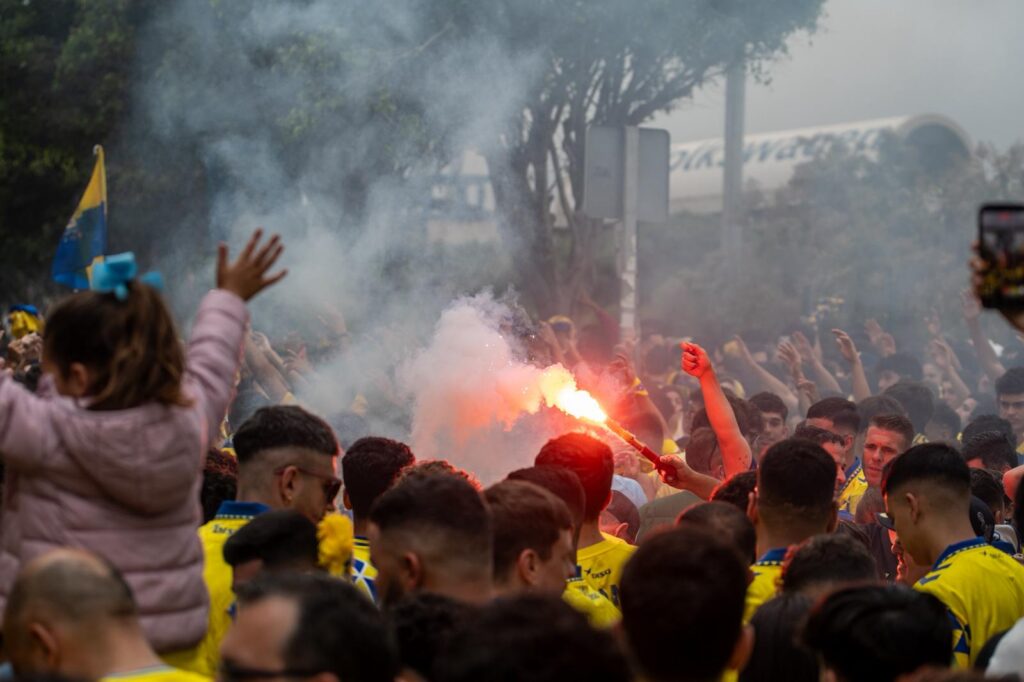 WhatsApp Image 2026-06-07 at 183224 1 | udlaspalmas.NET FOTOS | Vea la fotogalería del espectacular recibimiento en Fondos de Segura, previo al encuentro ante el Málaga. Una vez más la afición amarillo no defraudó. A las 18:00 horas la marea amarilla se citó en la calle Fondos de Segura, como en los grandes días. Allí los jugadores recibieron el aliento y energía de