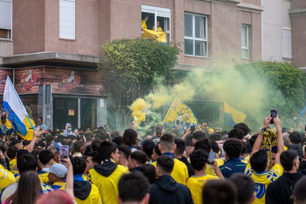 WhatsApp Image 2026-06-07 at 183224 2 | udlaspalmas.NET FOTOS | Vea la fotogalería del espectacular recibimiento en Fondos de Segura, previo al encuentro ante el Málaga. Una vez más la afición amarillo no defraudó. A las 18:00 horas la marea amarilla se citó en la calle Fondos de Segura, como en los grandes días. Allí los jugadores recibieron el aliento y energía de