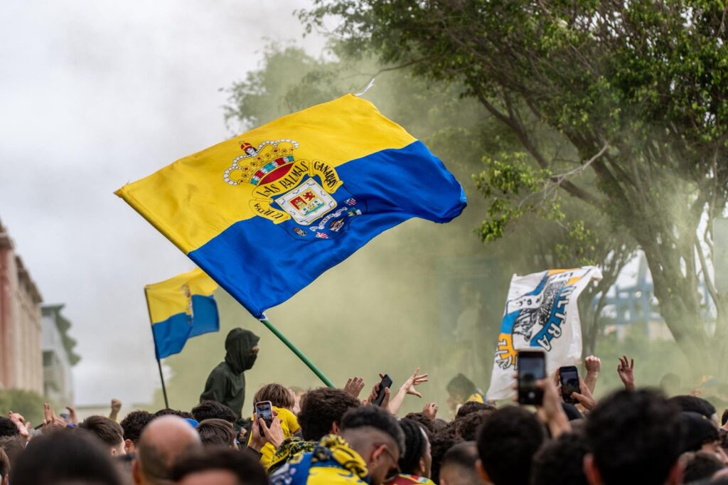 WhatsApp Image 2026-06-07 at 183224 5 | udlaspalmas.NET FOTOS | Vea la fotogalería del espectacular recibimiento en Fondos de Segura, previo al encuentro ante el Málaga. Una vez más la afición amarillo no defraudó. A las 18:00 horas la marea amarilla se citó en la calle Fondos de Segura, como en los grandes días. Allí los jugadores recibieron el aliento y energía de