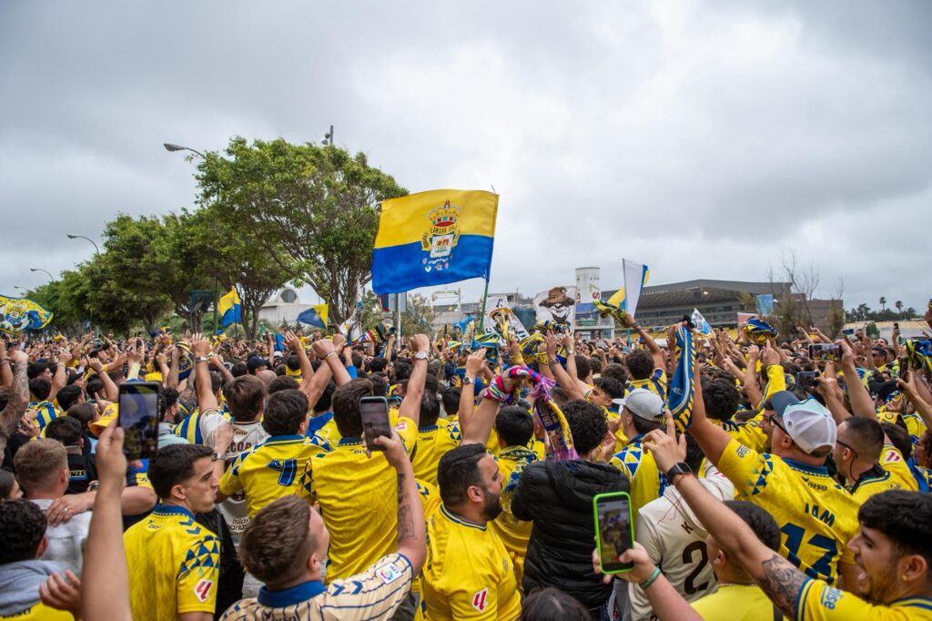 WhatsApp Image 2026-06-07 at 183224 6 | udlaspalmas.NET FOTOS | Vea la fotogalería del espectacular recibimiento en Fondos de Segura, previo al encuentro ante el Málaga. Una vez más la afición amarillo no defraudó. A las 18:00 horas la marea amarilla se citó en la calle Fondos de Segura, como en los grandes días. Allí los jugadores recibieron el aliento y energía de