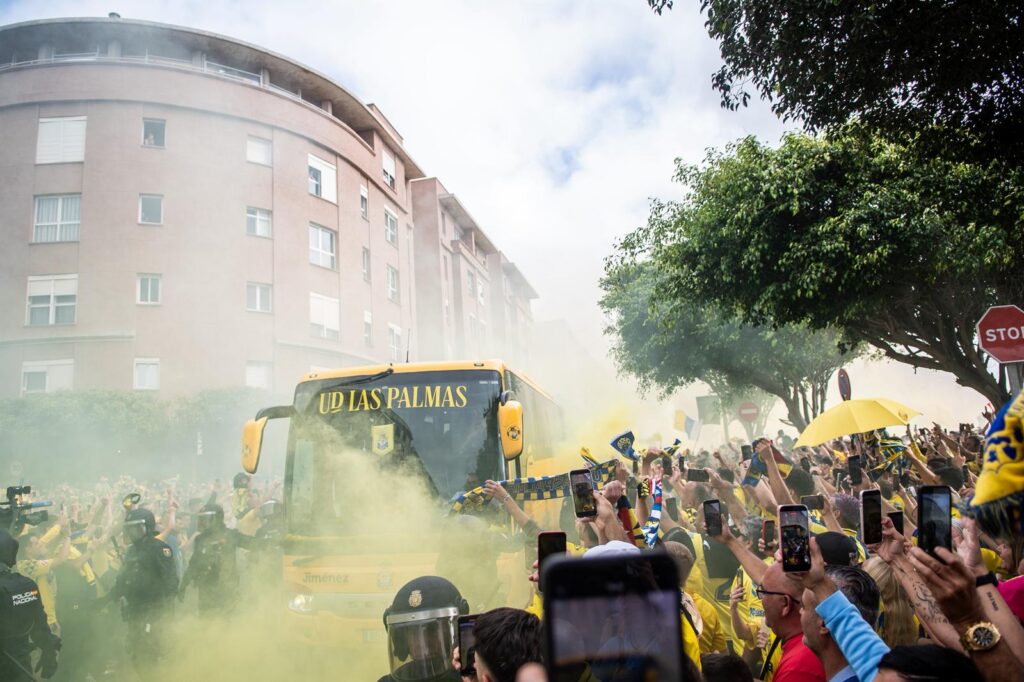 WhatsApp Image 2026-06-07 at 183225 | udlaspalmas.NET FOTOS | Vea la fotogalería del espectacular recibimiento en Fondos de Segura, previo al encuentro ante el Málaga. Una vez más la afición amarillo no defraudó. A las 18:00 horas la marea amarilla se citó en la calle Fondos de Segura, como en los grandes días. Allí los jugadores recibieron el aliento y energía de