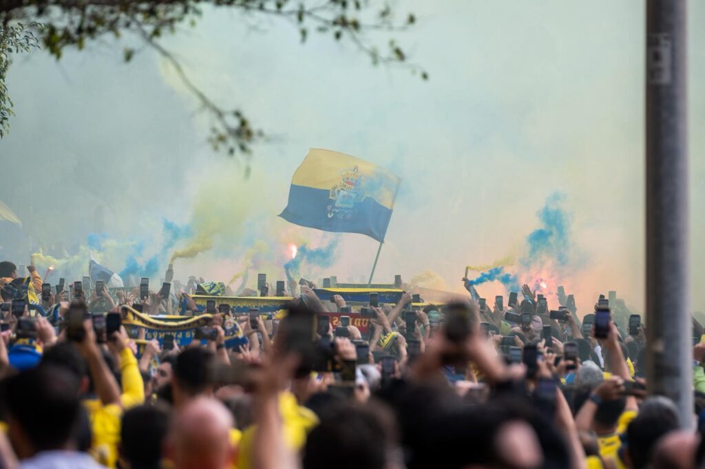 WhatsApp Image 2026-06-07 at 183225 2 | udlaspalmas.NET FOTOS | Vea la fotogalería del espectacular recibimiento en Fondos de Segura, previo al encuentro ante el Málaga. Una vez más la afición amarillo no defraudó. A las 18:00 horas la marea amarilla se citó en la calle Fondos de Segura, como en los grandes días. Allí los jugadores recibieron el aliento y energía de
