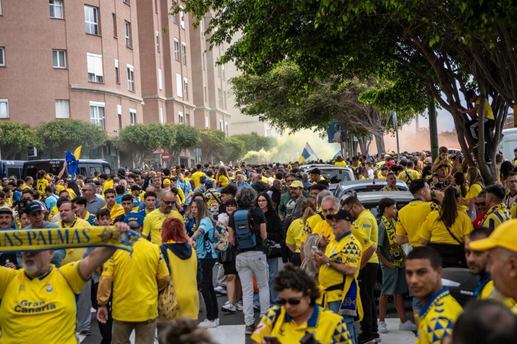 WhatsApp Image 2026-06-07 at 183225 3 | udlaspalmas.NET FOTOS | Vea la fotogalería del espectacular recibimiento en Fondos de Segura, previo al encuentro ante el Málaga. Una vez más la afición amarillo no defraudó. A las 18:00 horas la marea amarilla se citó en la calle Fondos de Segura, como en los grandes días. Allí los jugadores recibieron el aliento y energía de
