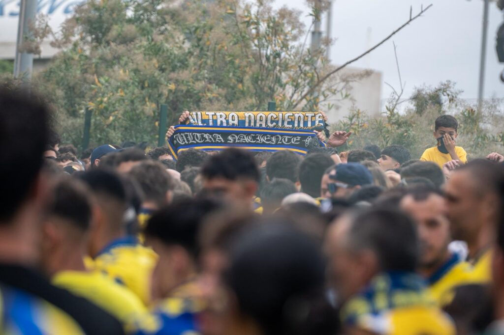 WhatsApp Image 2026-06-07 at 183225 5 | udlaspalmas.NET FOTOS | Vea la fotogalería del espectacular recibimiento en Fondos de Segura, previo al encuentro ante el Málaga. Una vez más la afición amarillo no defraudó. A las 18:00 horas la marea amarilla se citó en la calle Fondos de Segura, como en los grandes días. Allí los jugadores recibieron el aliento y energía de