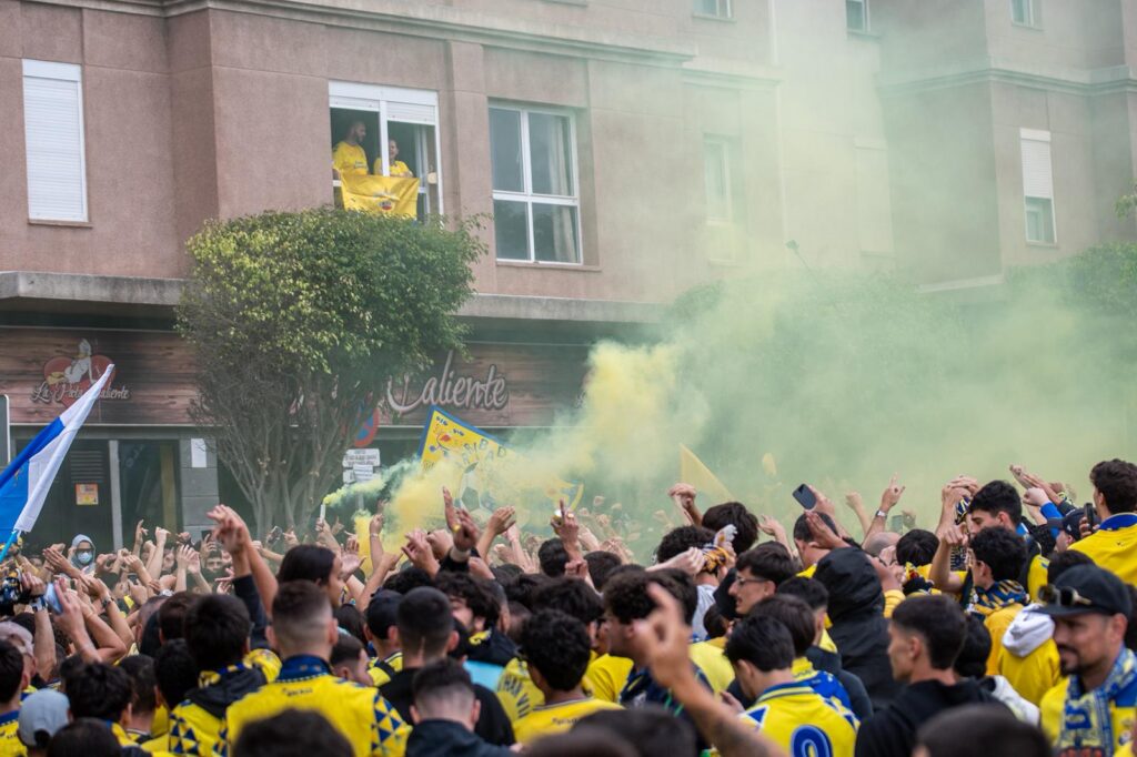 WhatsApp Image 2026-06-07 at 183226 | udlaspalmas.NET FOTOS | Vea la fotogalería del espectacular recibimiento en Fondos de Segura, previo al encuentro ante el Málaga. Una vez más la afición amarillo no defraudó. A las 18:00 horas la marea amarilla se citó en la calle Fondos de Segura, como en los grandes días. Allí los jugadores recibieron el aliento y energía de